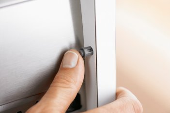 Дистанционный амортизатор Blum, Ø 8 мм, зазор фасада 2.6 мм, под отверствие
