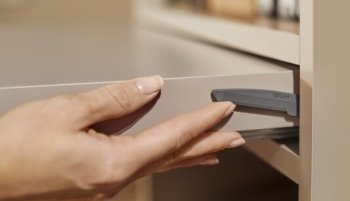 Фиксатор выдвижной полки Blum